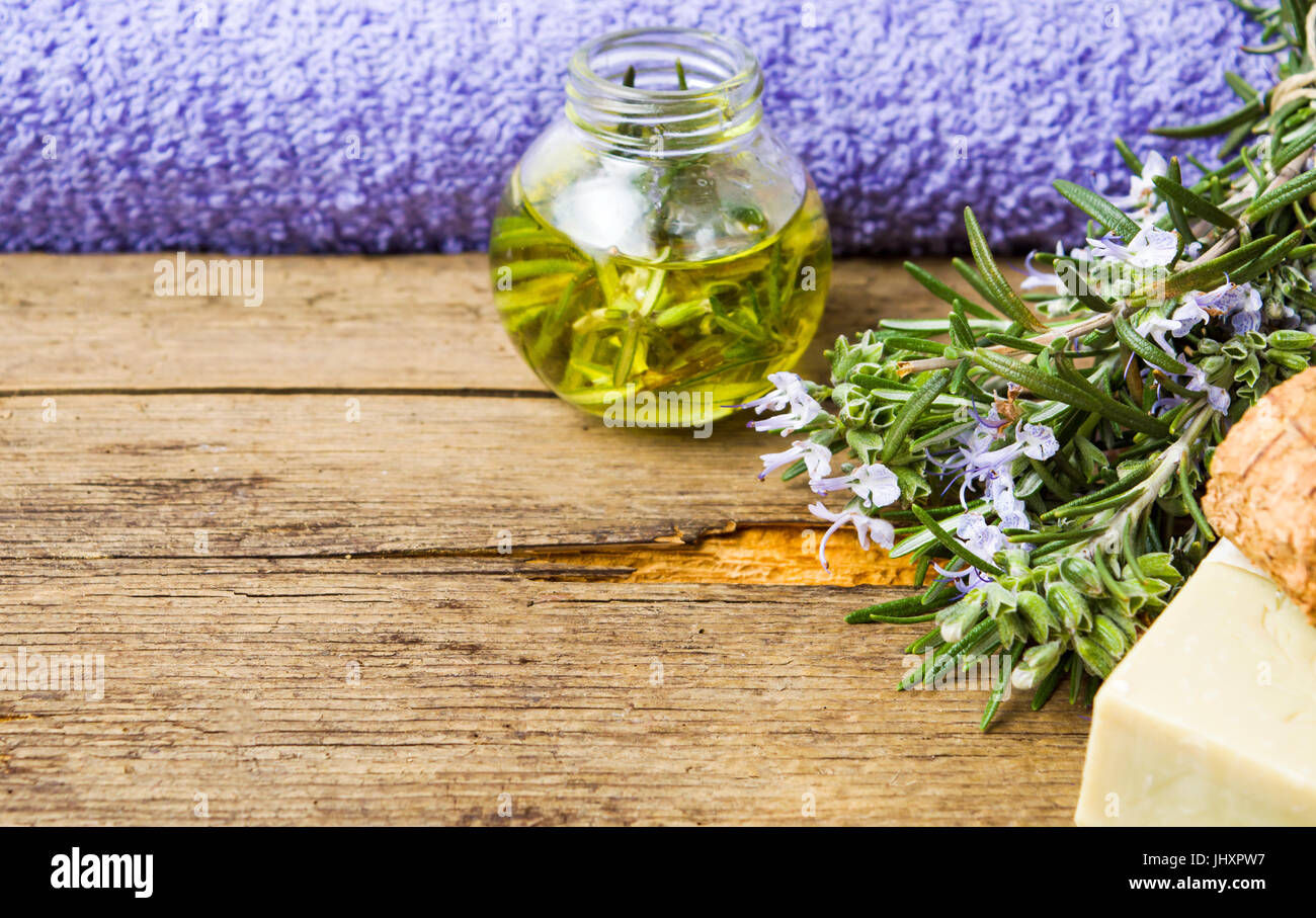 Olio di rosmarino e saponi a base di erbe per il trattamento di benessere Foto Stock