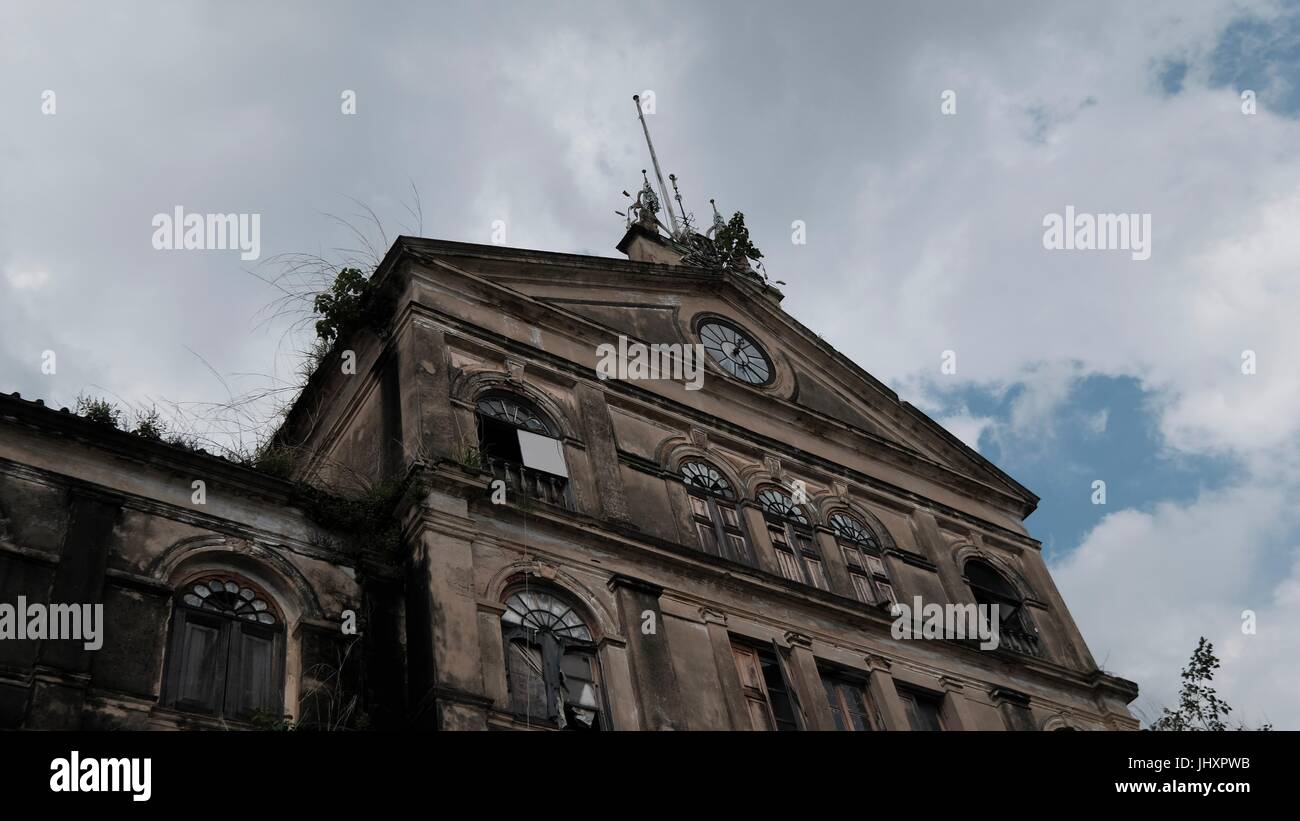 Abbandonato lo stile coloniale storico di casa doganale / Bang Rak vecchio Firehouse Architettura sul Fiume Chao Phraya Bangkok in Thailandia del sud-est asiatico Foto Stock