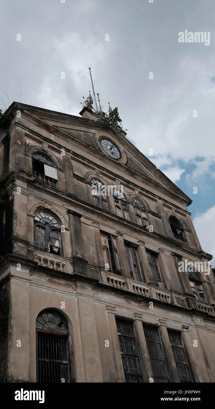 Abbandonato lo stile coloniale storico di casa doganale / Bang Rak vecchio Firehouse Architettura sul Fiume Chao Phraya Bangkok in Thailandia del sud-est asiatico Foto Stock