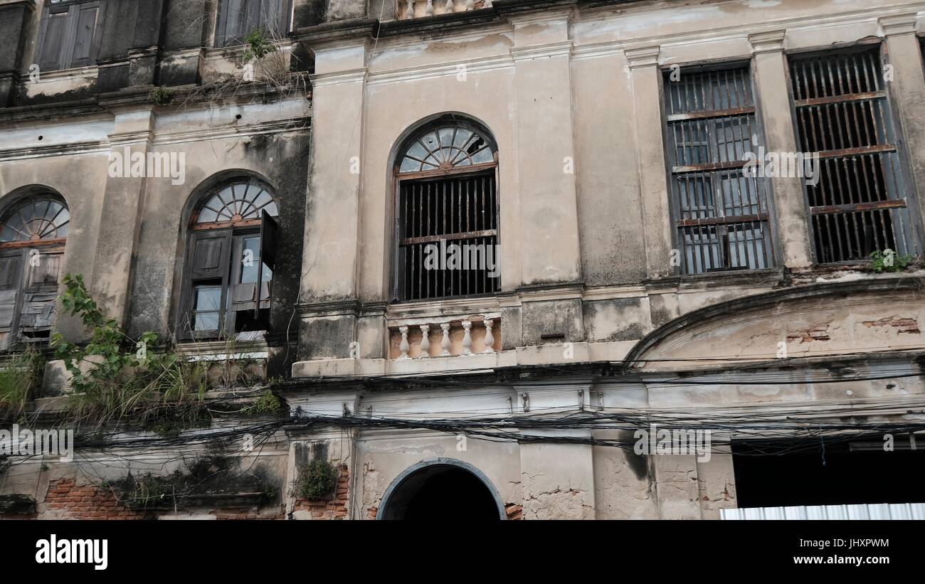 Abbandonato lo stile coloniale storico di casa doganale / Bang Rak vecchio Firehouse Architettura sul Fiume Chao Phraya Bangkok in Thailandia del sud-est asiatico Foto Stock