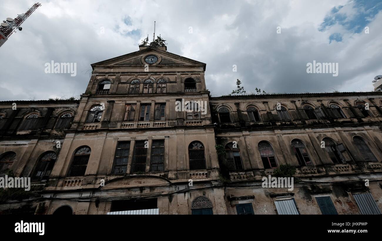 Abbandonato lo stile coloniale storico di casa doganale / Bang Rak vecchio Firehouse Architettura sul Fiume Chao Phraya Bangkok in Thailandia del sud-est asiatico Foto Stock