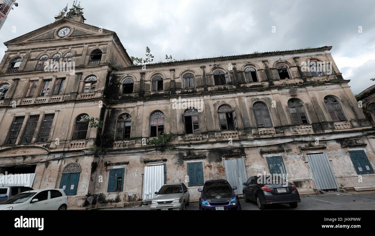 Abbandonato lo stile coloniale storico di casa doganale / Bang Rak vecchio Firehouse Architettura sul Fiume Chao Phraya Bangkok in Thailandia del sud-est asiatico Foto Stock