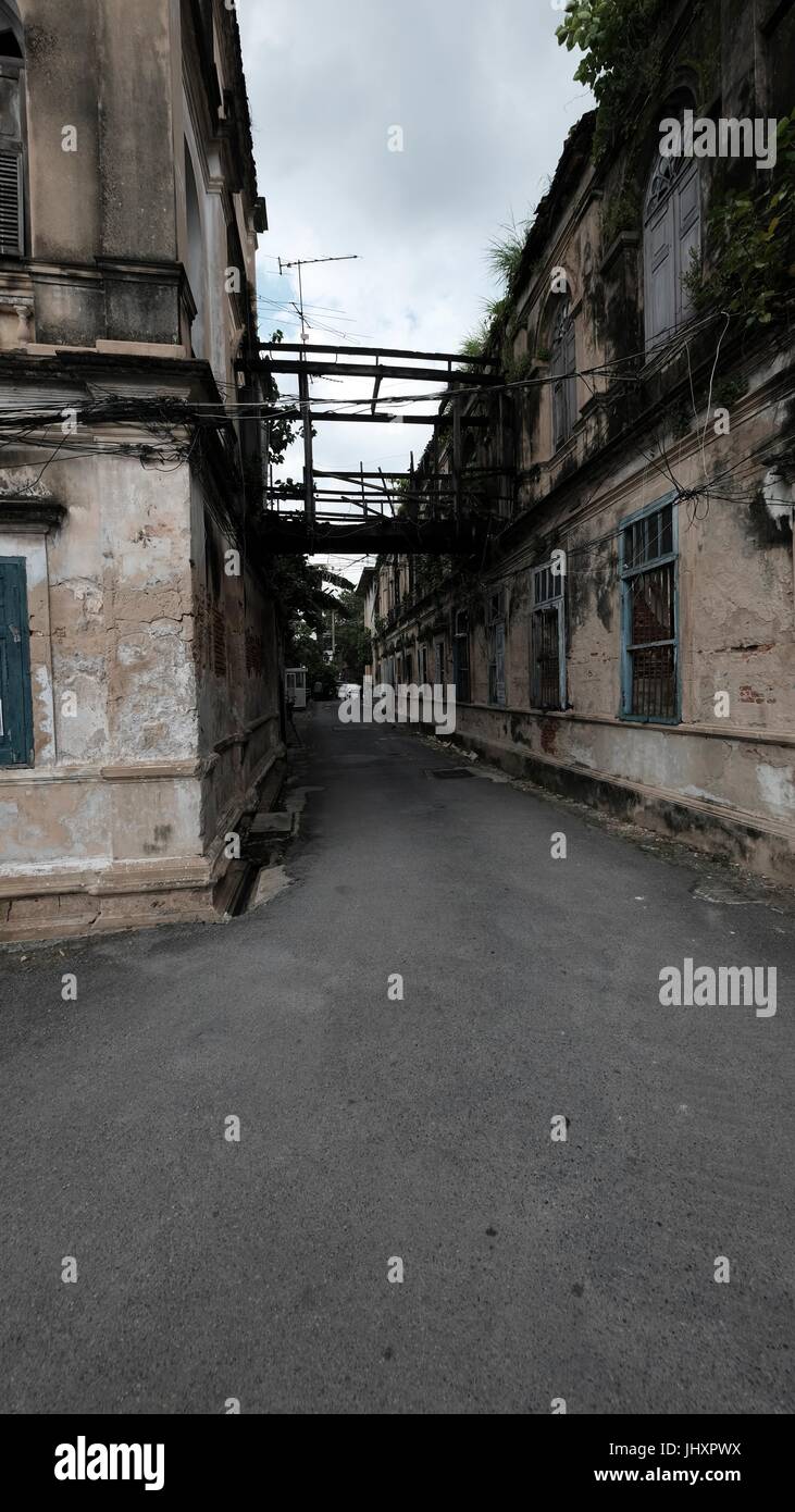Abbandonato lo stile coloniale storico di casa doganale / Bang Rak vecchio Firehouse Architettura sul Fiume Chao Phraya Bangkok in Thailandia del sud-est asiatico Foto Stock