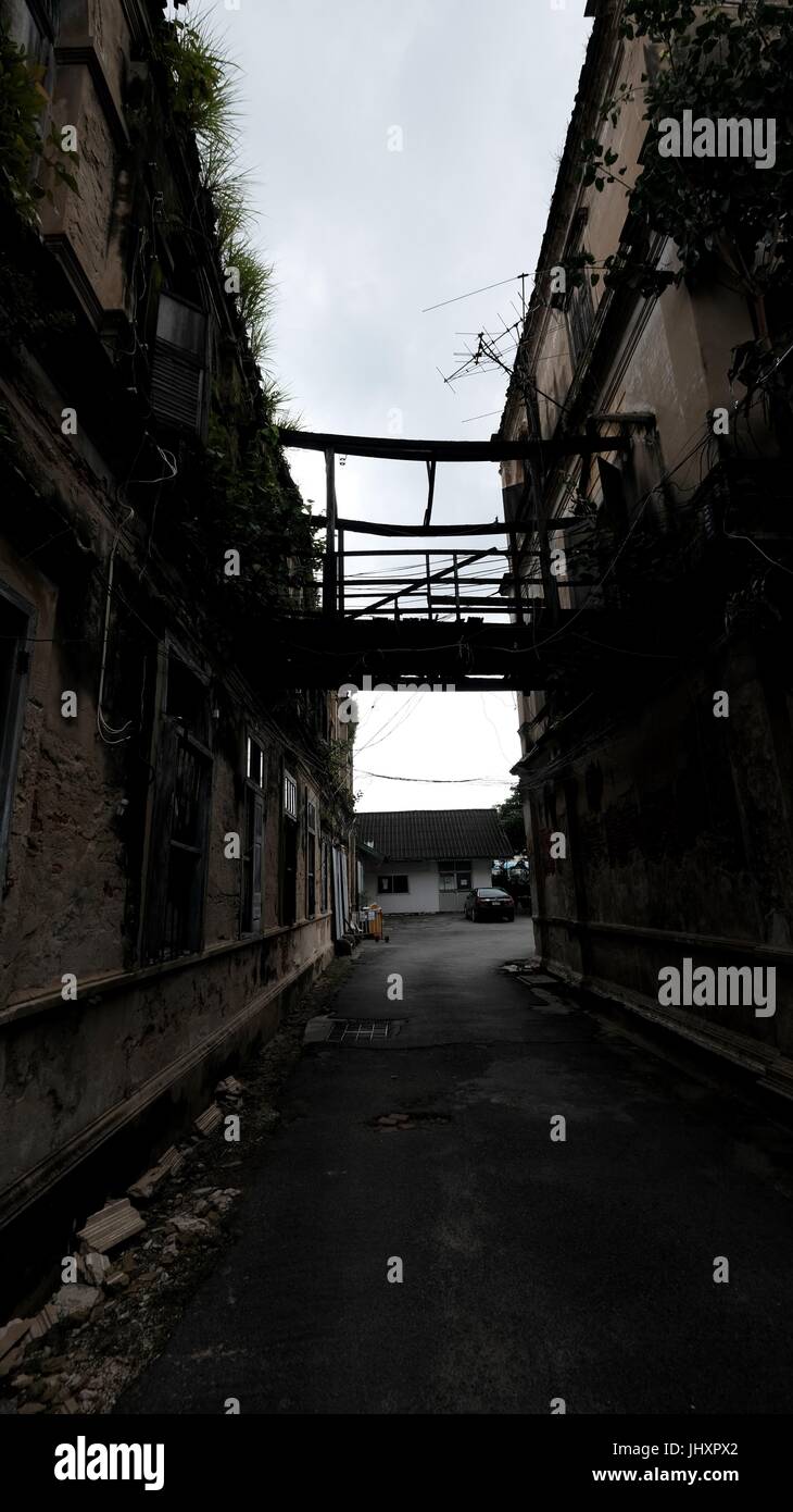 Abbandonato lo stile coloniale storico di casa doganale / Bang Rak vecchio Firehouse Architettura sul Fiume Chao Phraya Bangkok in Thailandia del sud-est asiatico Foto Stock
