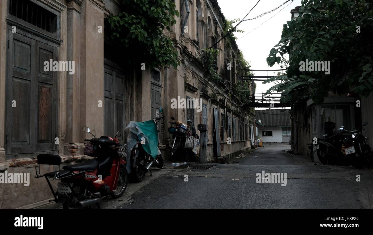 Abbandonato lo stile coloniale storico di casa doganale / Bang Rak vecchio Firehouse Architettura sul Fiume Chao Phraya Bangkok in Thailandia del sud-est asiatico Foto Stock