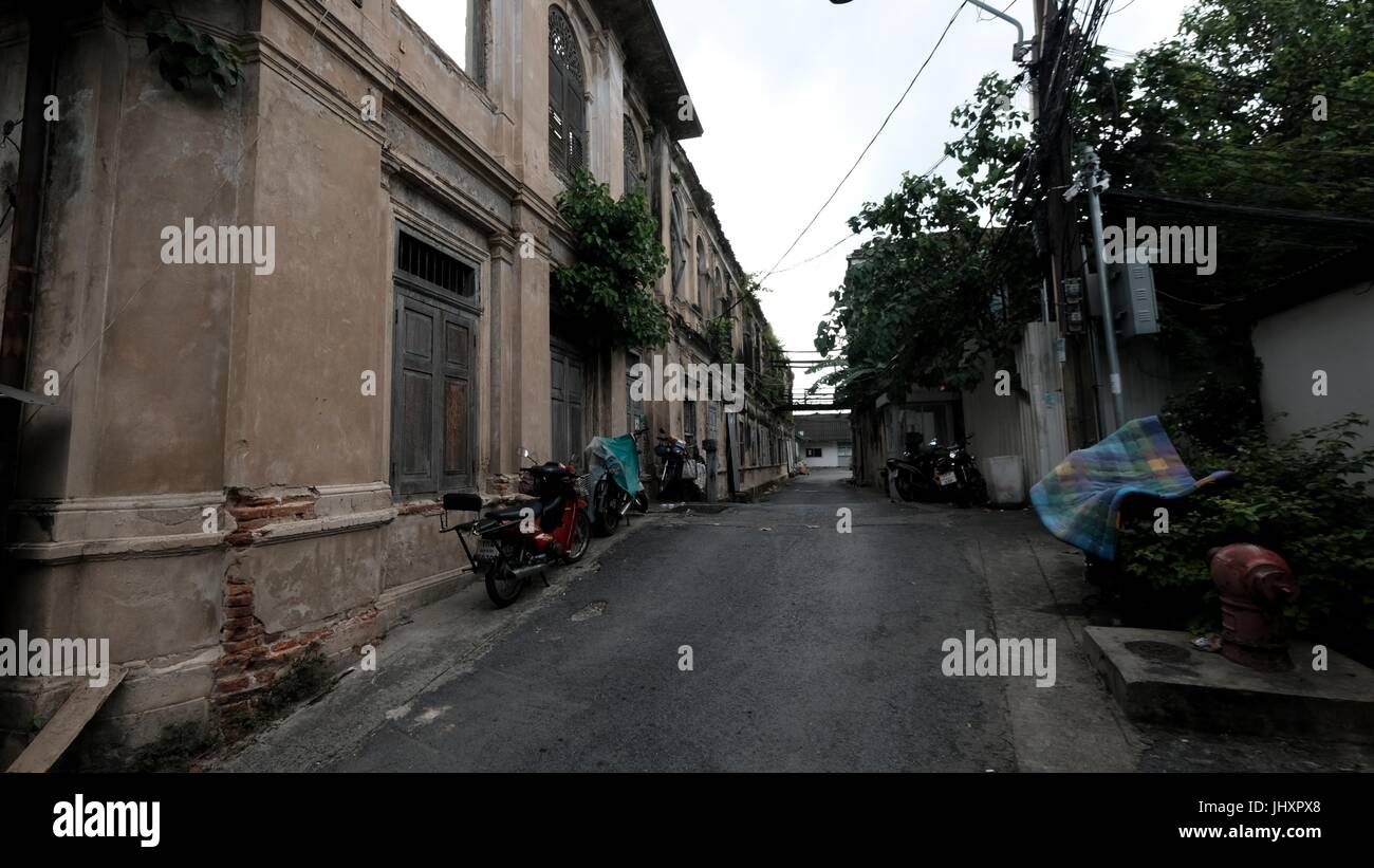 Abbandonato lo stile coloniale storico di casa doganale / Bang Rak vecchio Firehouse Architettura sul Fiume Chao Phraya Bangkok in Thailandia del sud-est asiatico Foto Stock