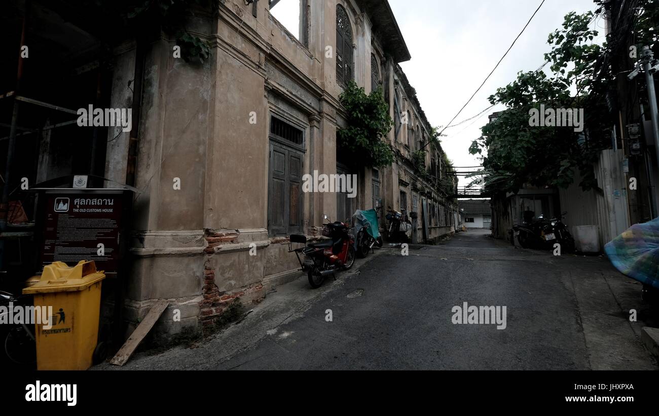 Abbandonato lo stile coloniale storico di casa doganale / Bang Rak vecchio Firehouse Architettura sul Fiume Chao Phraya Bangkok in Thailandia del sud-est asiatico Foto Stock