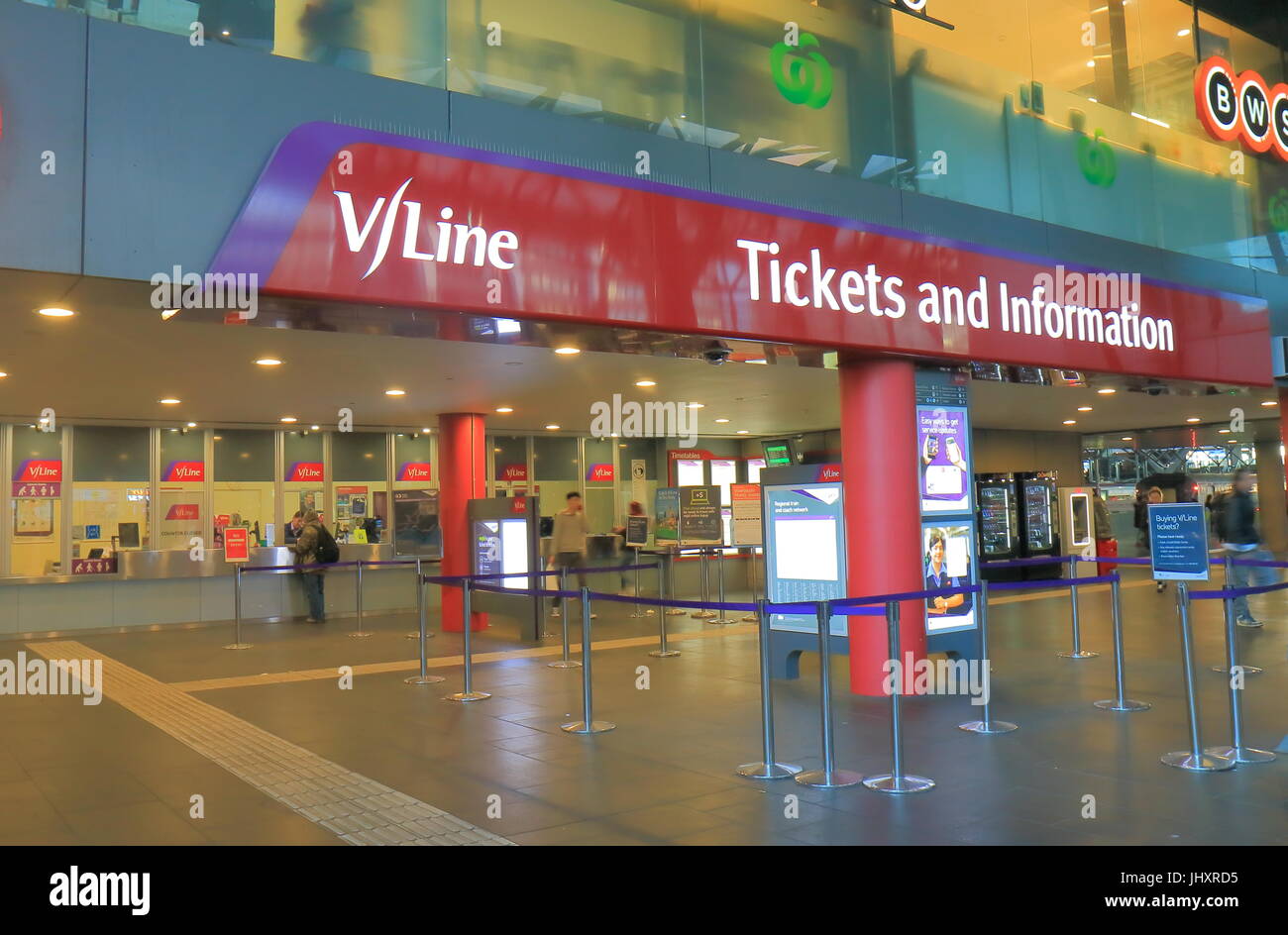 Vline biglietteria presso la stazione dei treni di Southern Cross Melbourne Australia. V/linea è di proprietà di Victorian stato operativo del governo 85 stazioni ferroviarie a Foto Stock