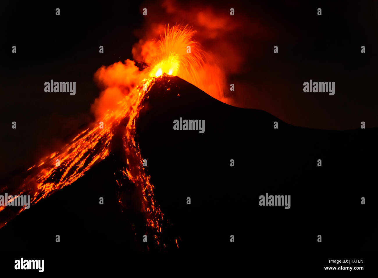 La lava zampilla dall eruzione del vulcano fuego vicino a Antigua, Guatemala, America centrale Foto Stock