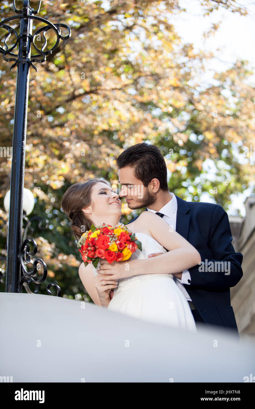Appena sposato giovane marito e moglie in posa nella foto di nozze Foto  stock - Alamy