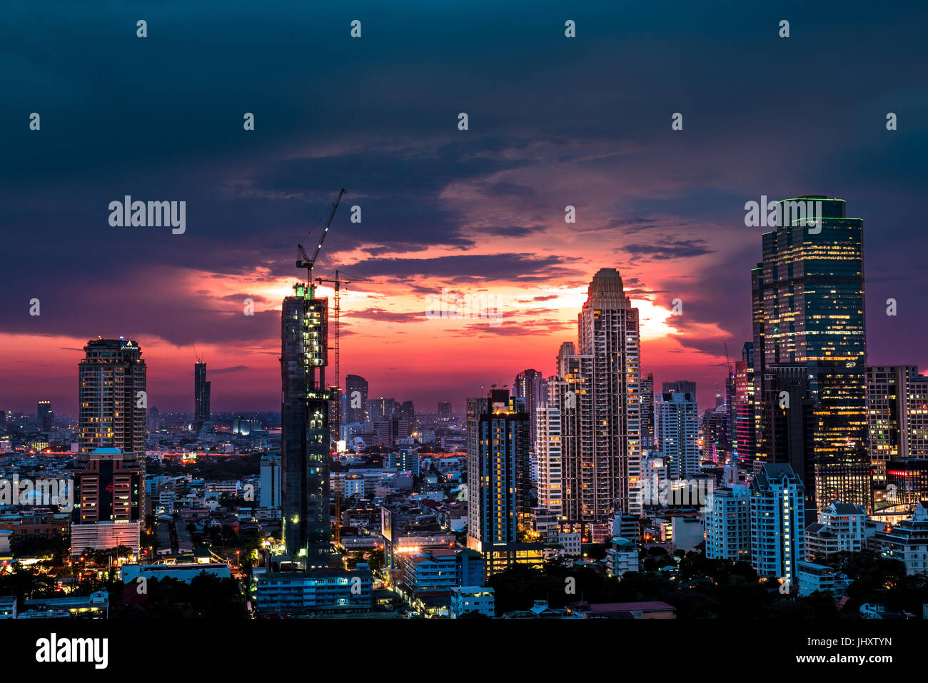Alta gamma dinamica e moderna costruzione numero crescente a Bangkok, in Thailandia Foto Stock