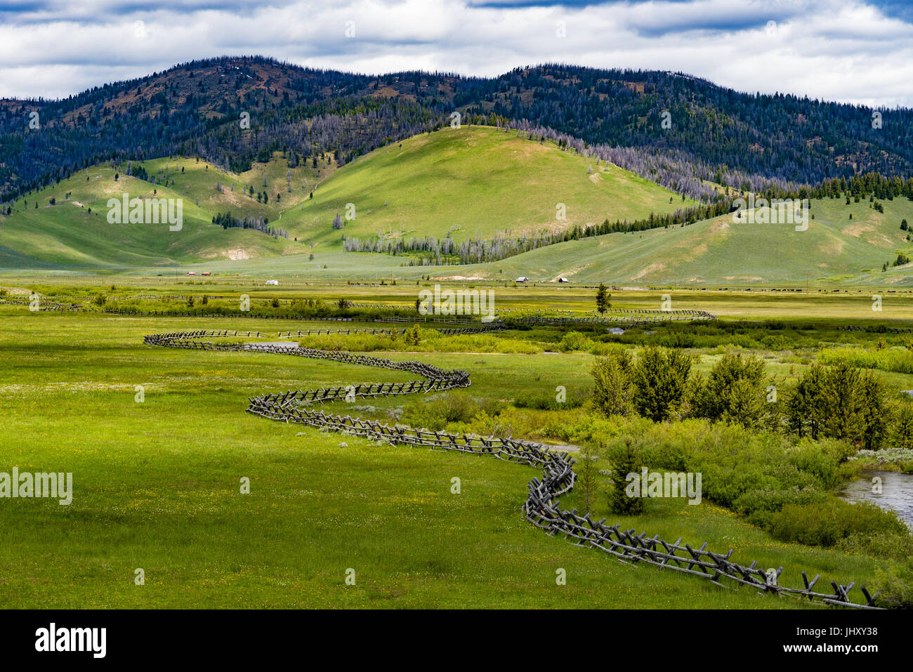 Una scena rurale dotata di terreni agricoli e di scherma con una montagna in background. Presa lungo il profilo a dente di sega Scenic Byway in Idaho Foto Stock