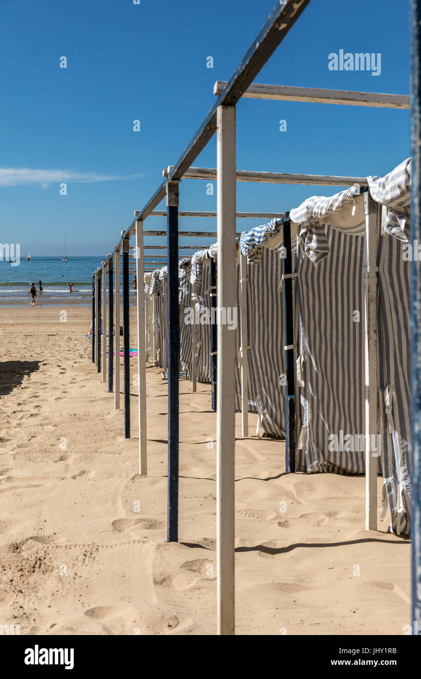 Tende sulla spiaggia di Les Sables d'Olonne beach in Francia costa ovest Foto Stock