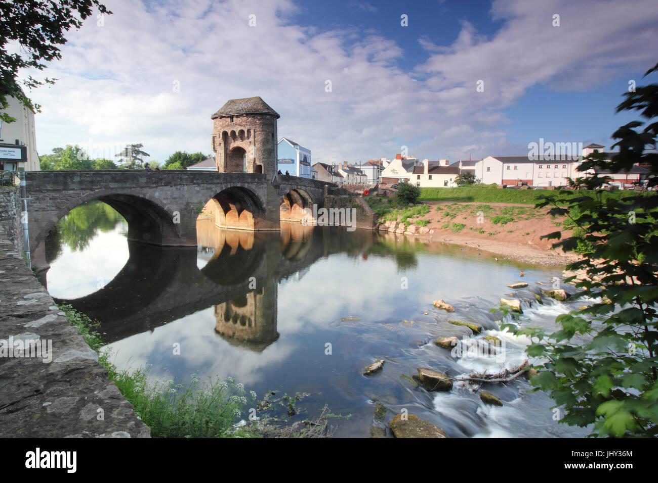 Monnow Bridge e Gate, unico resto fortificato ponte sul fiume in Gran Bretagna, in Monmouth, Wales, Regno Unito Foto Stock