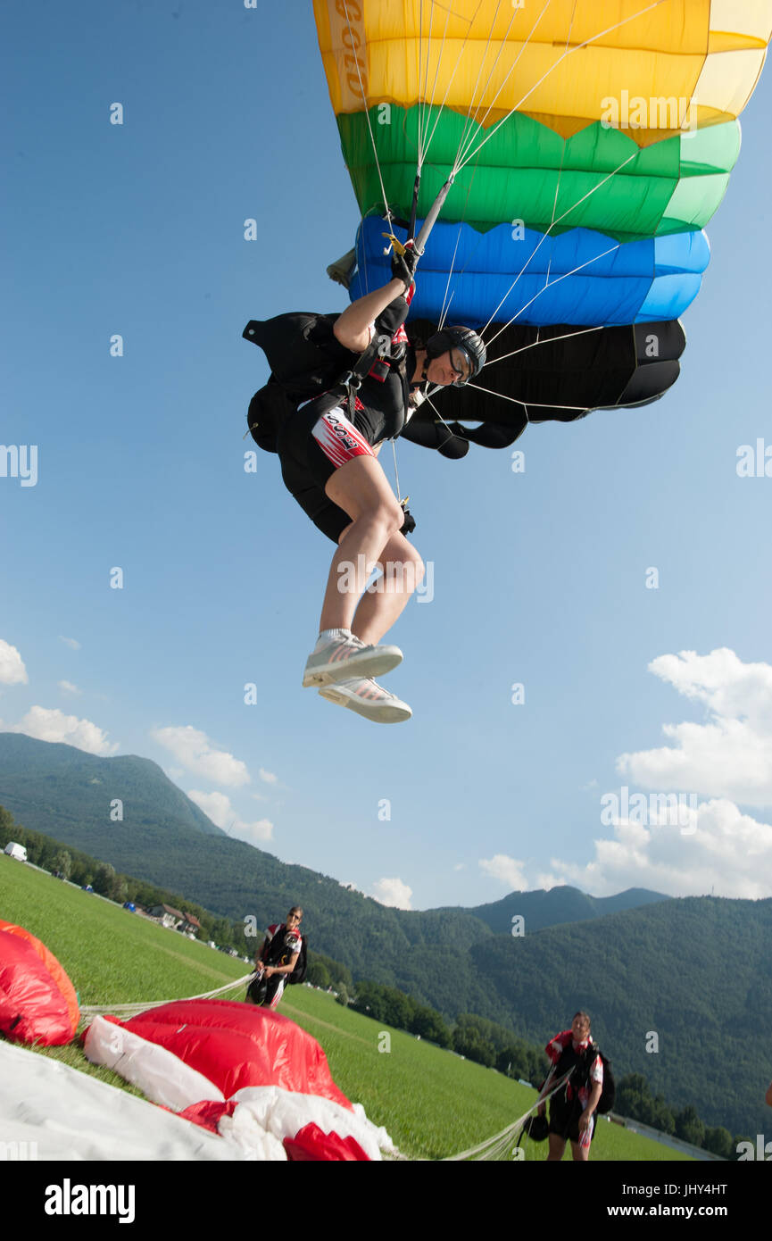 Un paracadutista pratica di atterraggio di precisione in Gordola, Svizzera Foto Stock Un paracadutista pratica di atterraggio di precisione in Gordola, Svizzera Foto Stock