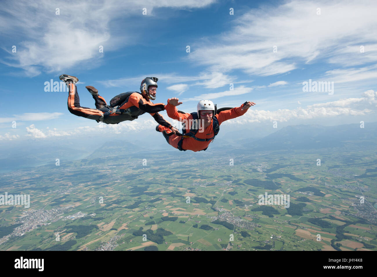 Un istruttore di paracadutismo è tenuto uno studente con un salto di formazione durante un corso AFF a Beromünster, Svizzera Foto Stock