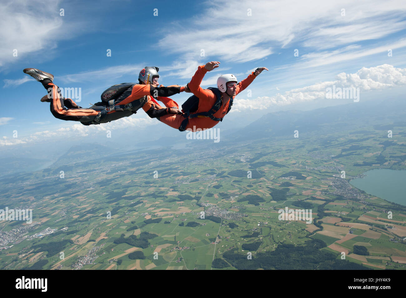Un istruttore di paracadutismo è tenuto uno studente con un salto di formazione durante un corso AFF a Beromünster, Svizzera Foto Stock Un istruttore di paracadutismo è tenuto uno studente con un salto di formazione durante un corso AFF a Beromünster, Svizzera Foto Stock