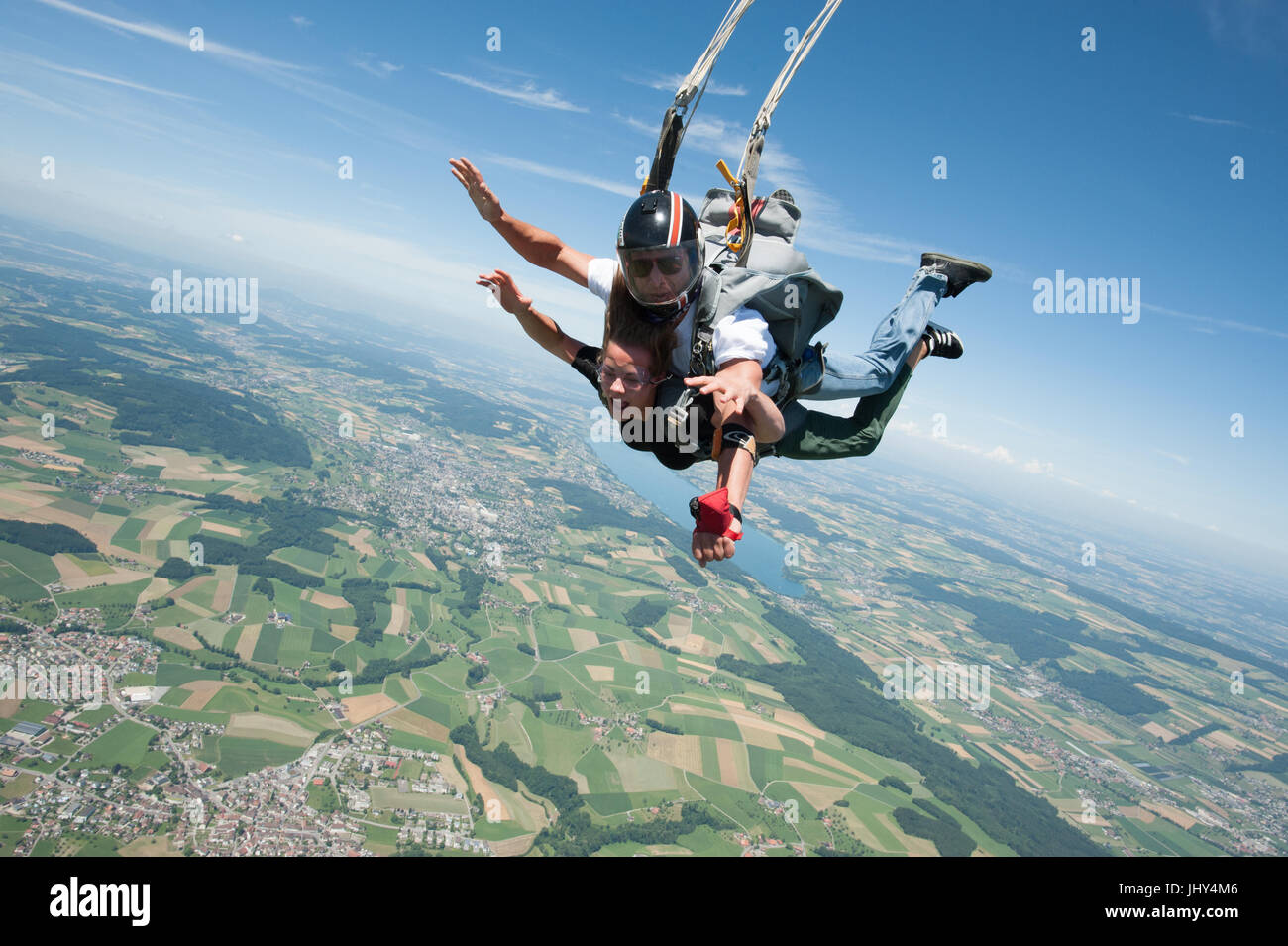 Ragazza facendo un primo skydive in tandem Foto Stock
