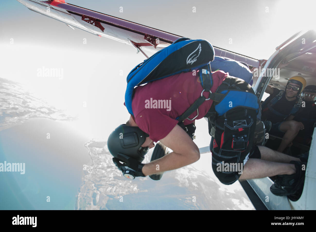 Skydivers affidando al di fuori di un aereo per un divertente jump Foto Stock