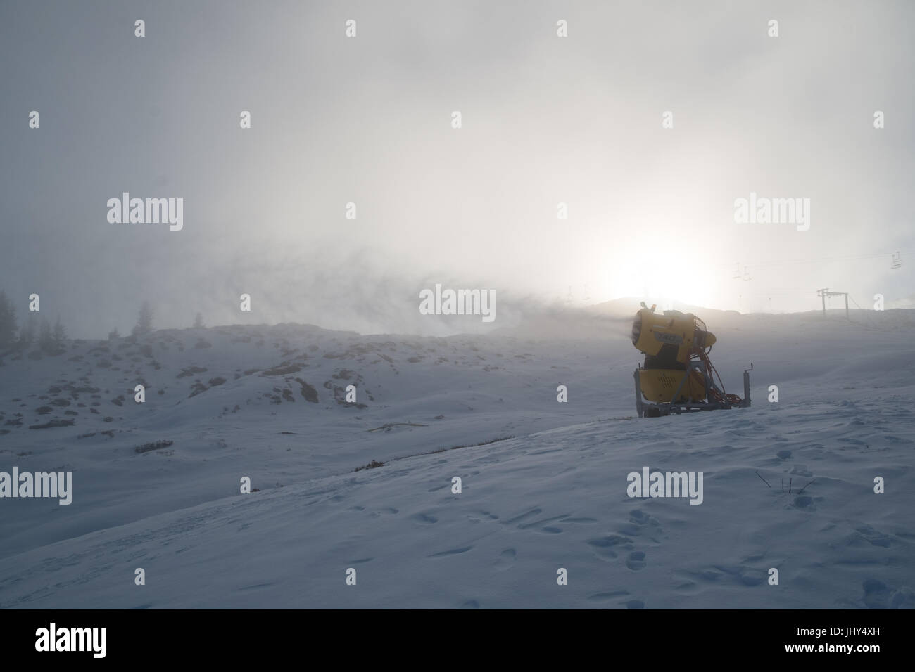 Cannone di neve durante un dicembre molto scarsa sulla neve nella ski area di Disentis 3000 in Svizzera Foto Stock