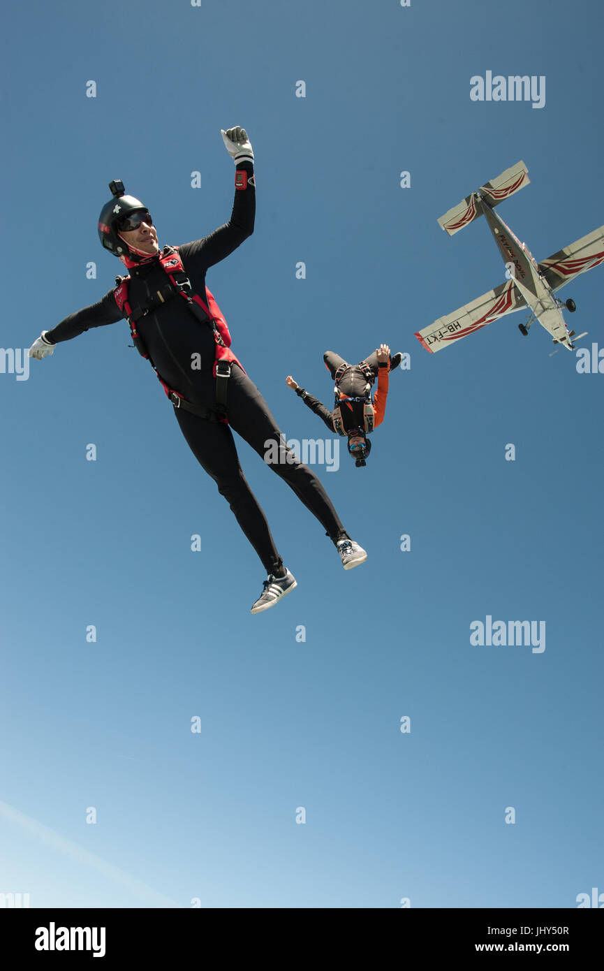 Un Freestyle Team Skydiving in uscita da un Pilatus Porter per un salto di formazione Foto Stock