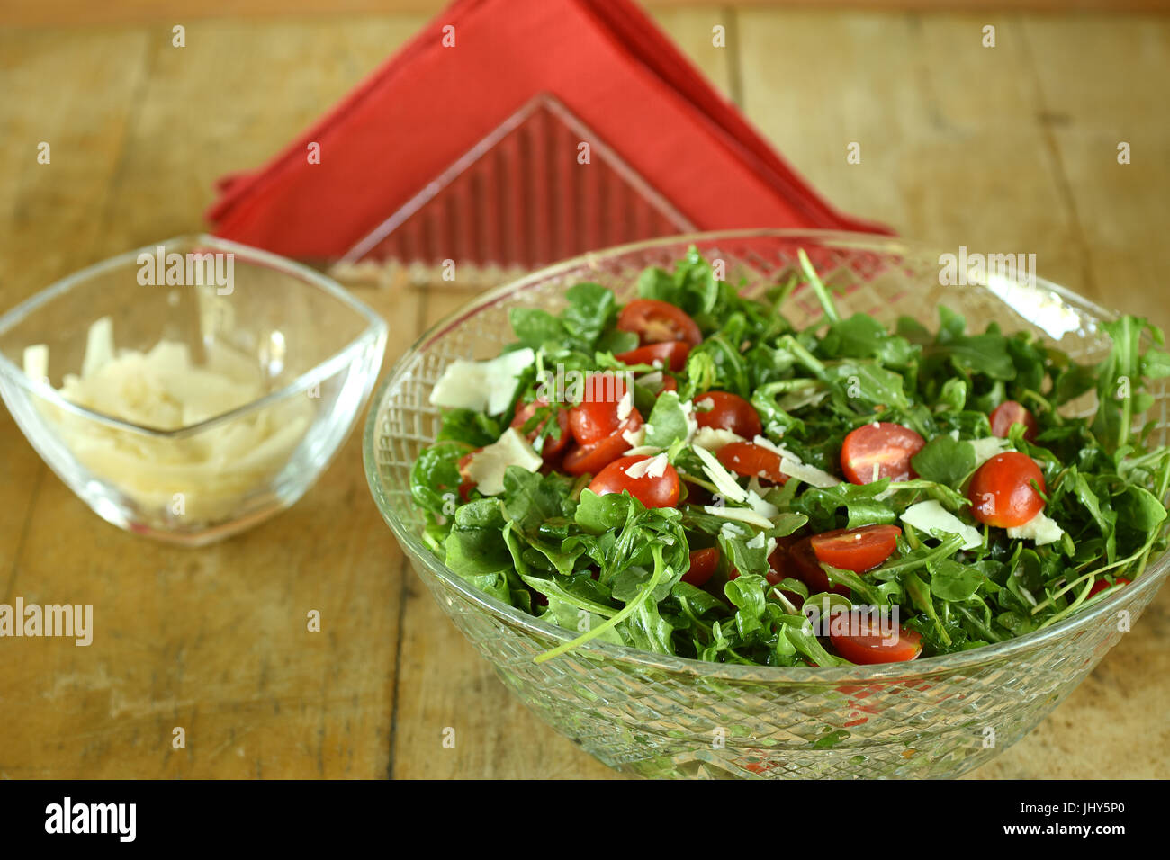 Una ciotola di rucola fresca di pomodoro e rucola Foto Stock