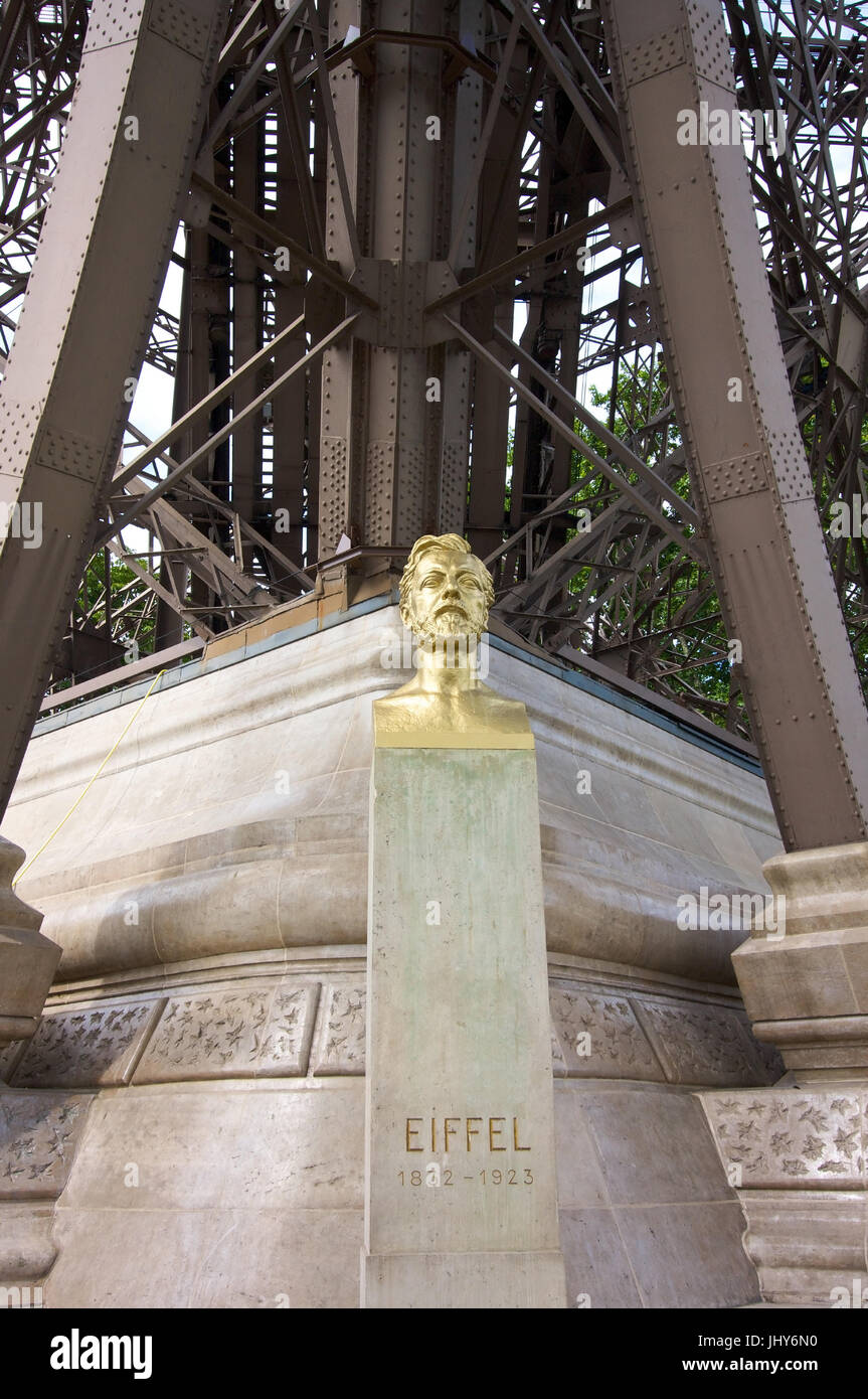 Statua di Gustav Eiffel, Torre Eiffel, Paris, Francia - statua di Gustav Eiffel, Torre Eiffel, Parigi, Francia, statua von Gustav Eiffel, Eiffelturm, Fra Foto Stock