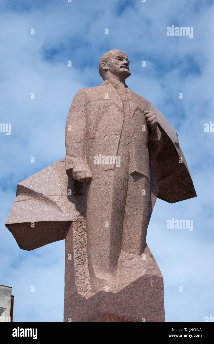 Statua di Vladimir Lenin di fronte della Transdnestria l'edificio del Parlamento, Tiraspol, Transnistria Moldavia Foto Stock