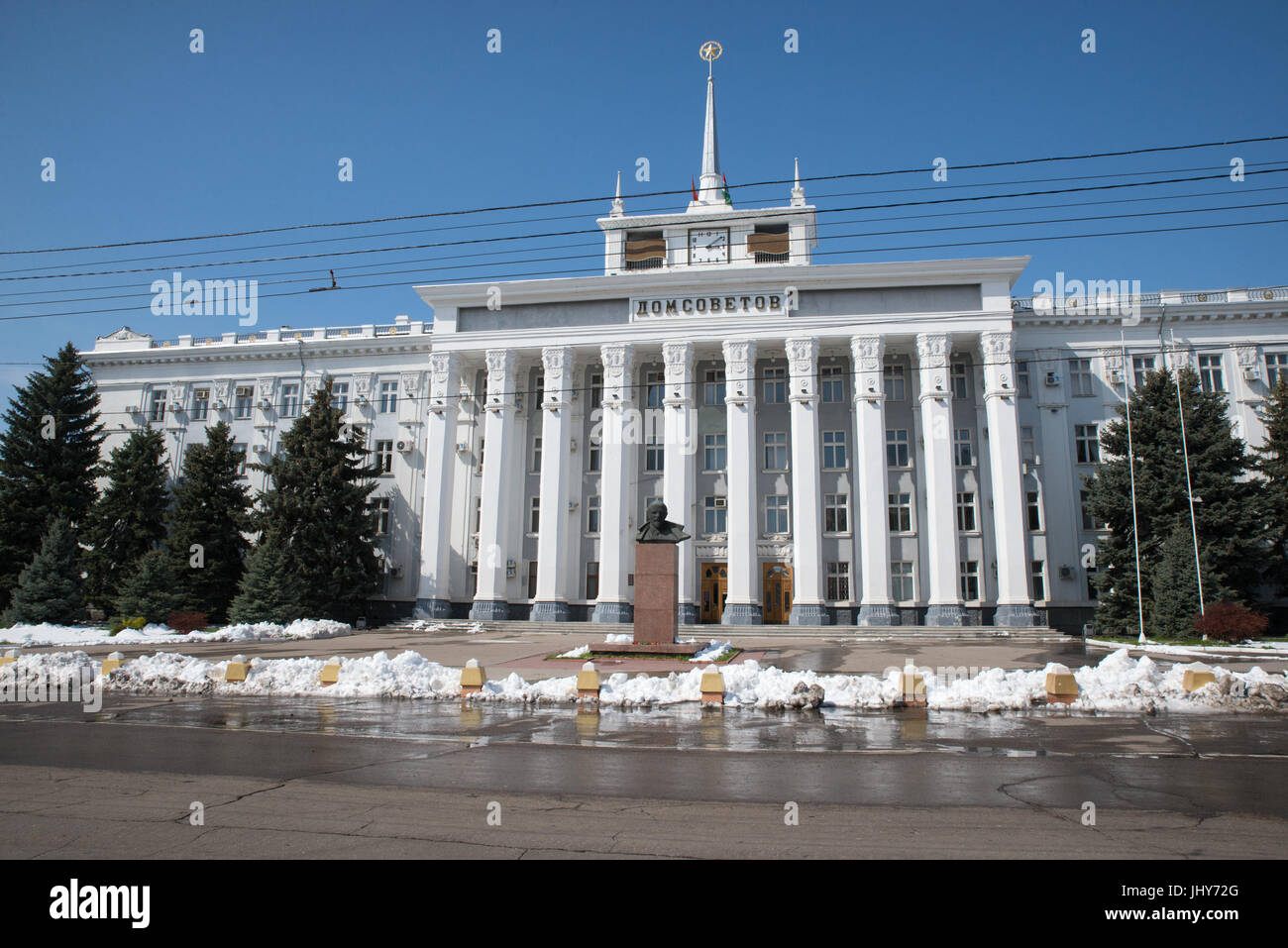 Statua di Vladimir Lenin davanti al Parlamento Transnisstrian edificio, Tiraspol, Transnistria, Moldavia Foto Stock