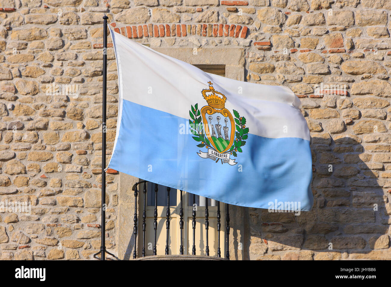 La bandiera di San Marino battenti con orgoglio Liberty Square a San Marino Foto Stock