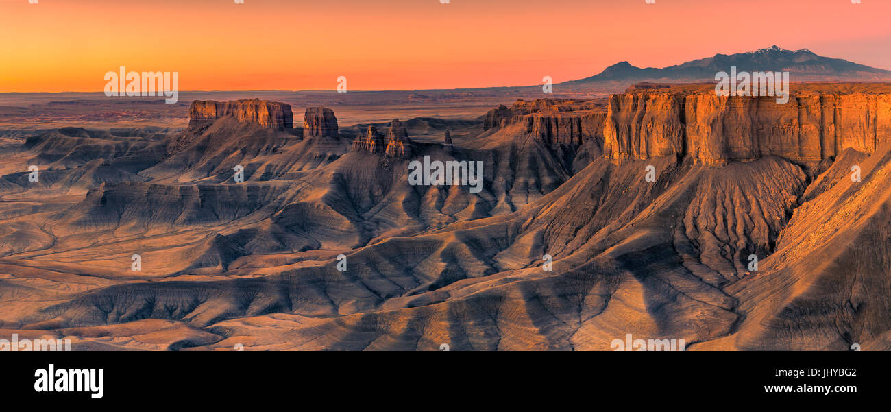 Il Badlands panoramica di sunrise, vicino Hanksville, Utah, Stati Uniti d'America Foto Stock