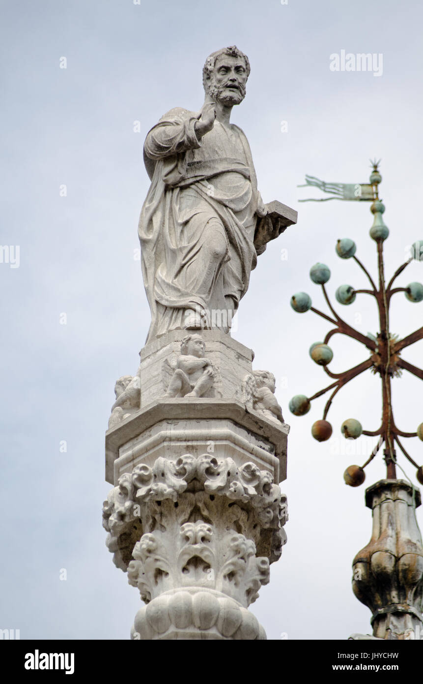 Statua di San Marco sul tetto del Palazzo Ducale di Venezia, Italia. Foto Stock