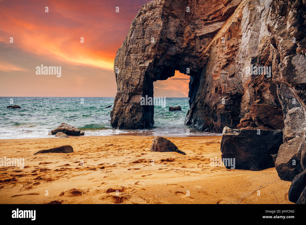 Spettacolari scogliere naturali e arco in pietra Arche de Port Blanc e bella famoso litorale, Brittany (Bretagne), Francia, Europa Foto Stock