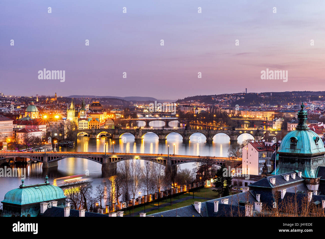 Vista dei ponti più importanti di Praga - il Ponte Charles, Palace ponte, ponte ferroviario, Legion ponte, Ponte Manes, Jirasek bridge. Cechia Foto Stock