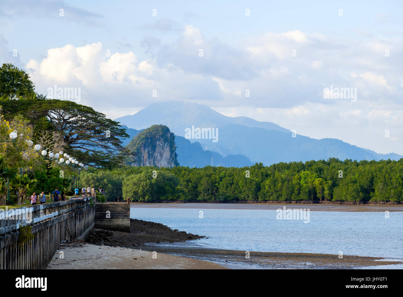 La gente a piedi lungo il fiume di Krabi promenade in Chao Fah Park, Krabi town, Provincia di Krabi, Thailandia. Foto Stock