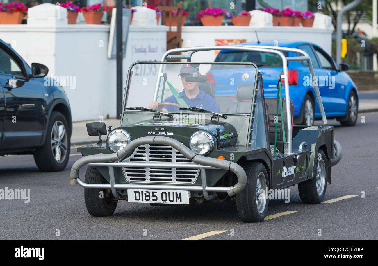 Mini auto fuma essendo azionata su strada. Foto Stock