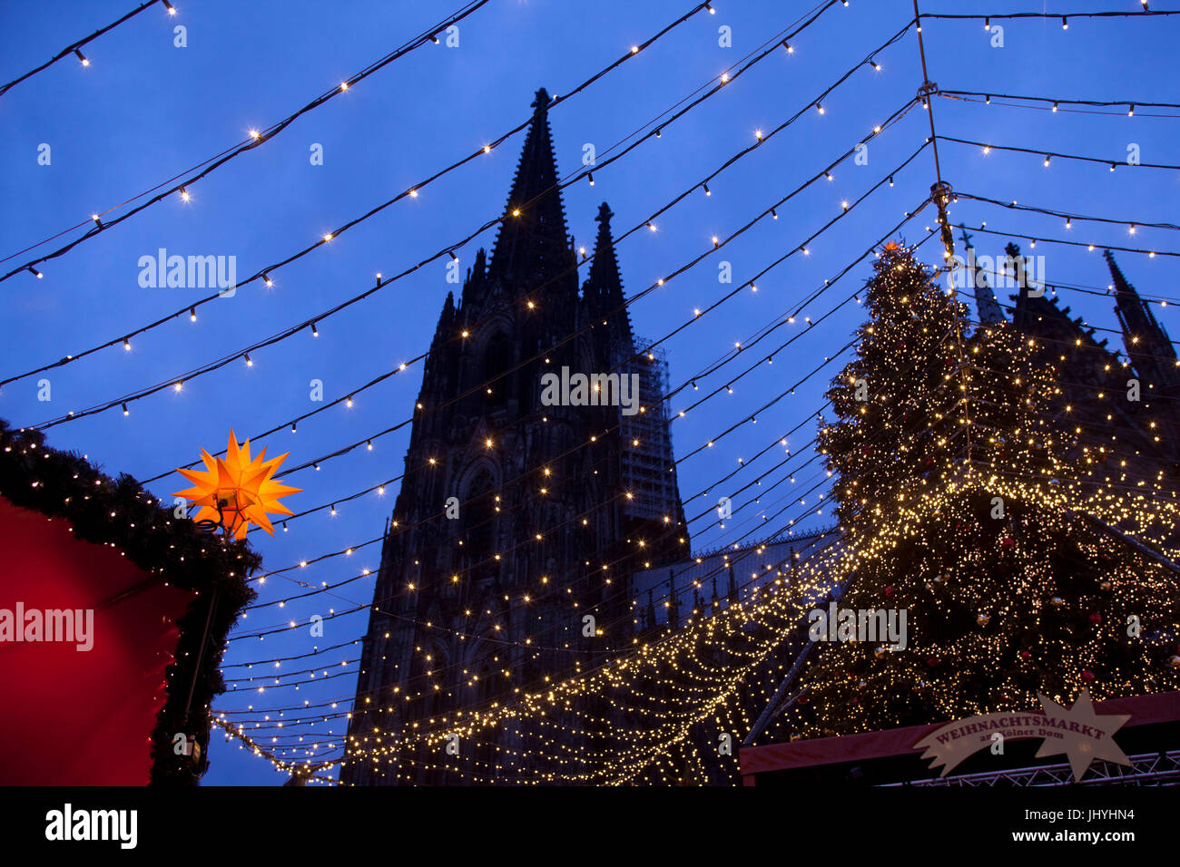 L'Europa, Germania, Colonia, il mercato di Natale presso la Roncalliplatz davanti alla cattedrale. Foto Stock