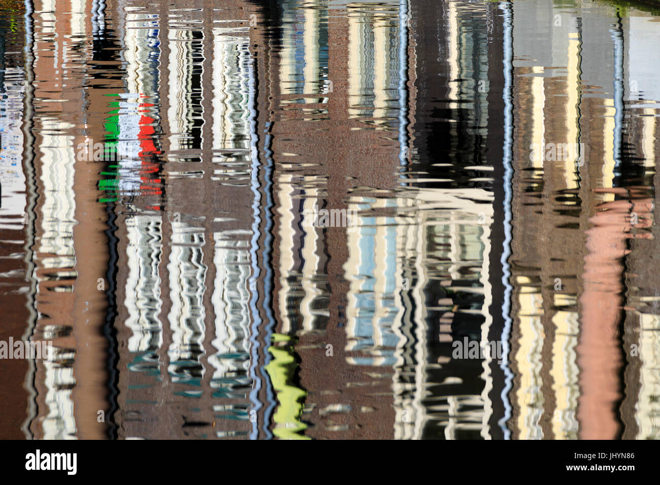 Dettagli astratta di edifici si riflette in un tipico canale del fiume Amstel di Amsterdam, Olanda (Paesi Bassi), Europa Foto Stock