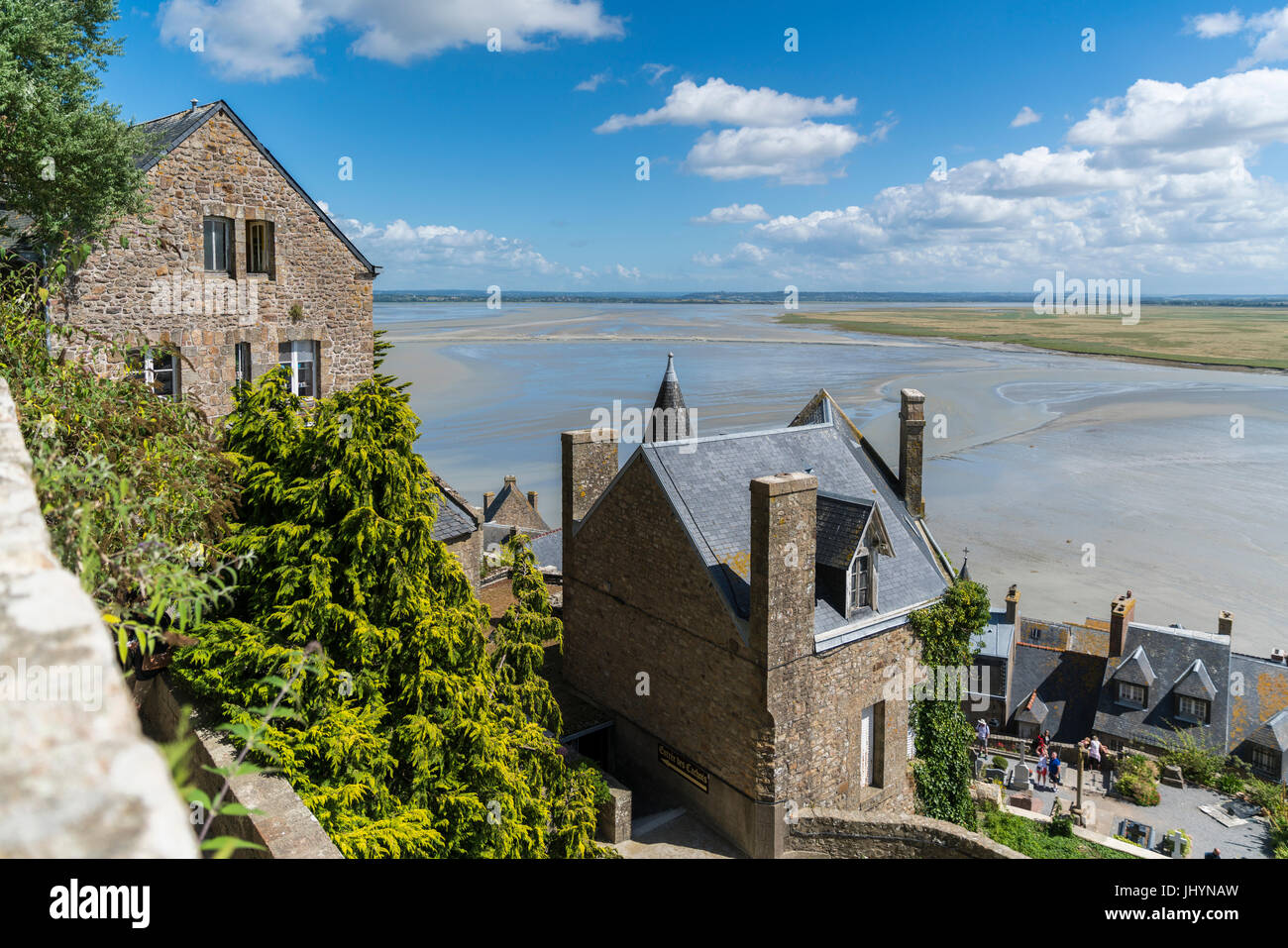 La baia durante la bassa marea visto dalla parte superiore del villaggio, Mont-Saint-Michel, in Normandia, Francia, Europa Foto Stock
