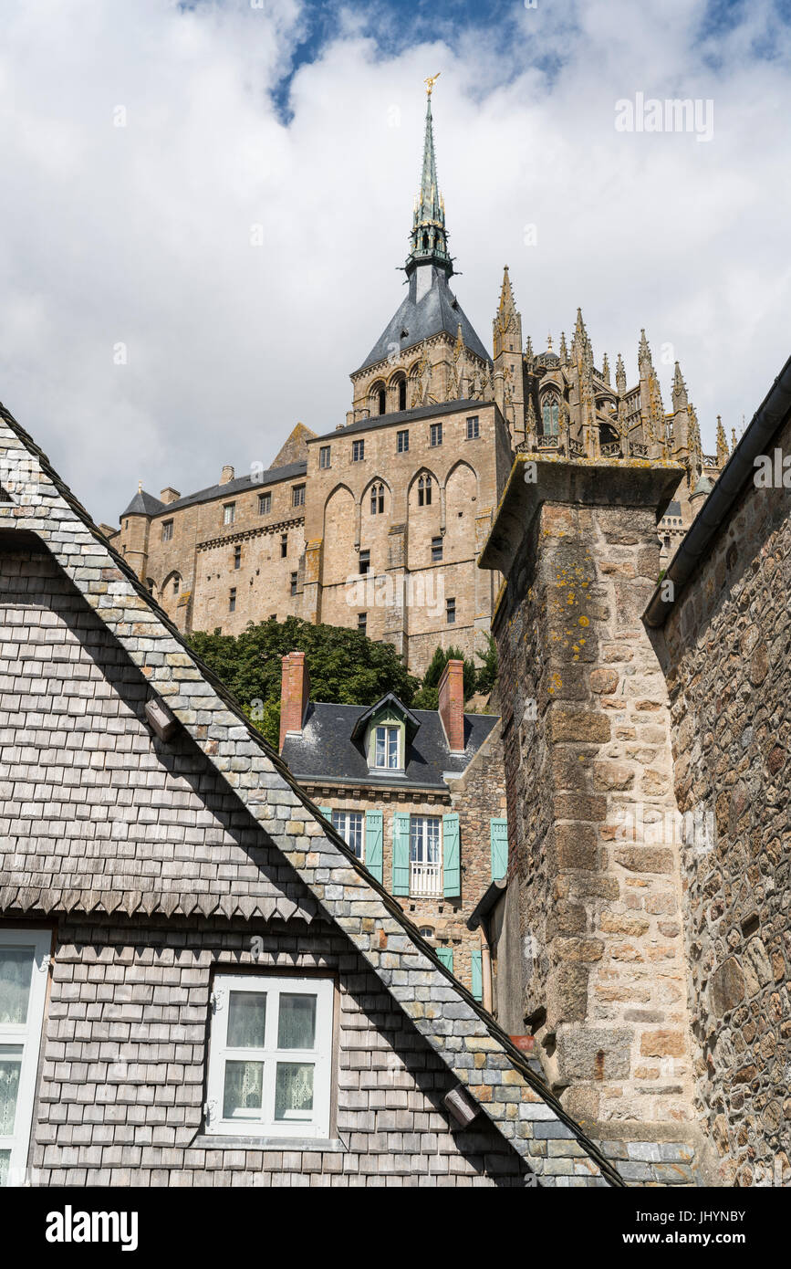 Vista di Mont Saint Michel Abbey dal di sotto, Sito Patrimonio Mondiale dell'UNESCO, Mont-Saint-Michel, in Normandia, Francia, Europa Foto Stock