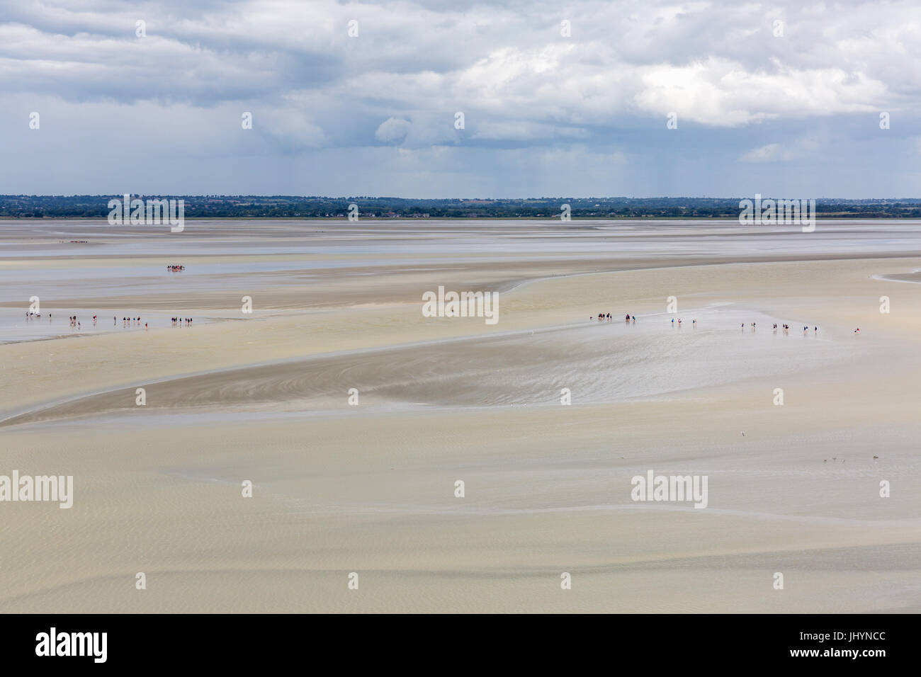 La gente camminare sulla sabbia durante la bassa marea, Mont-Saint-Michel, in Normandia, Francia, Europa Foto Stock