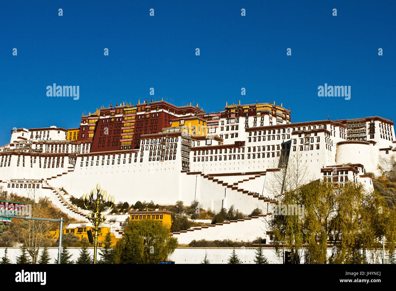 Il palazzo del Potala sotto il cielo blu, il Sito Patrimonio Mondiale dell'UNESCO, Lhasa, in Tibet, in Cina Asia Foto Stock