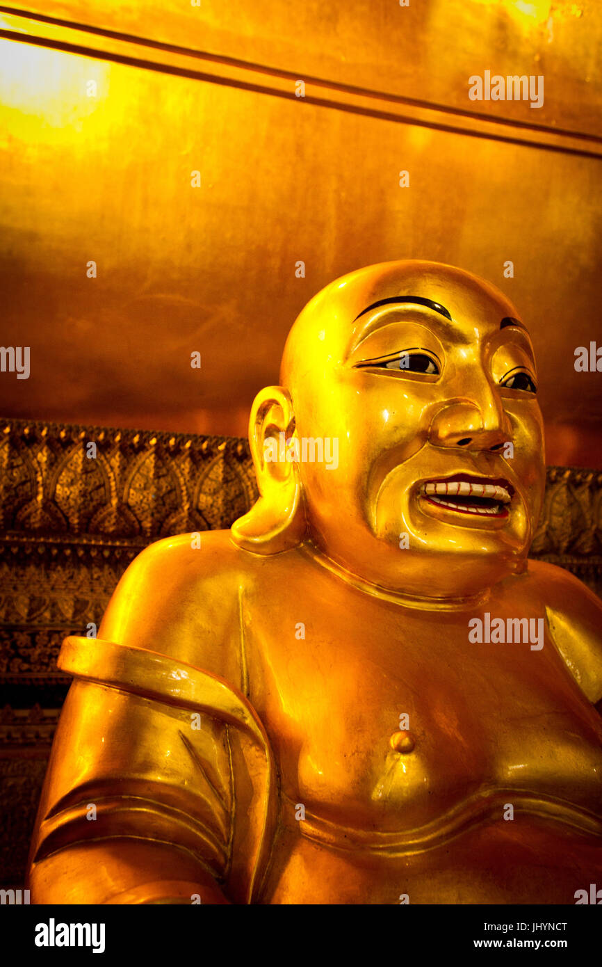 Un Buddha Sorridente dentro il Wat Pho (Wat Po), Bangkok, Thailandia, Sud-est asiatico, in Asia Foto Stock