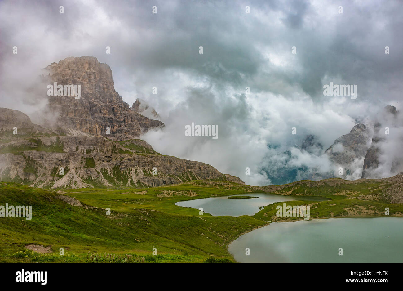Piani laghi e Scarpieri picco in una nebbia e giorno nuvoloso, Dolomiti, Alto Adige distretto, Italia, Europa Foto Stock