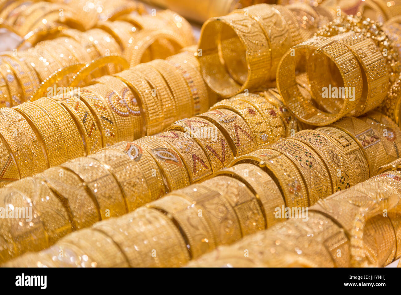 Gioielli in Oro in vendita nel negozio finestra, Gold Souk di Dubai, Emirati Arabi Uniti, Medio Oriente Foto Stock