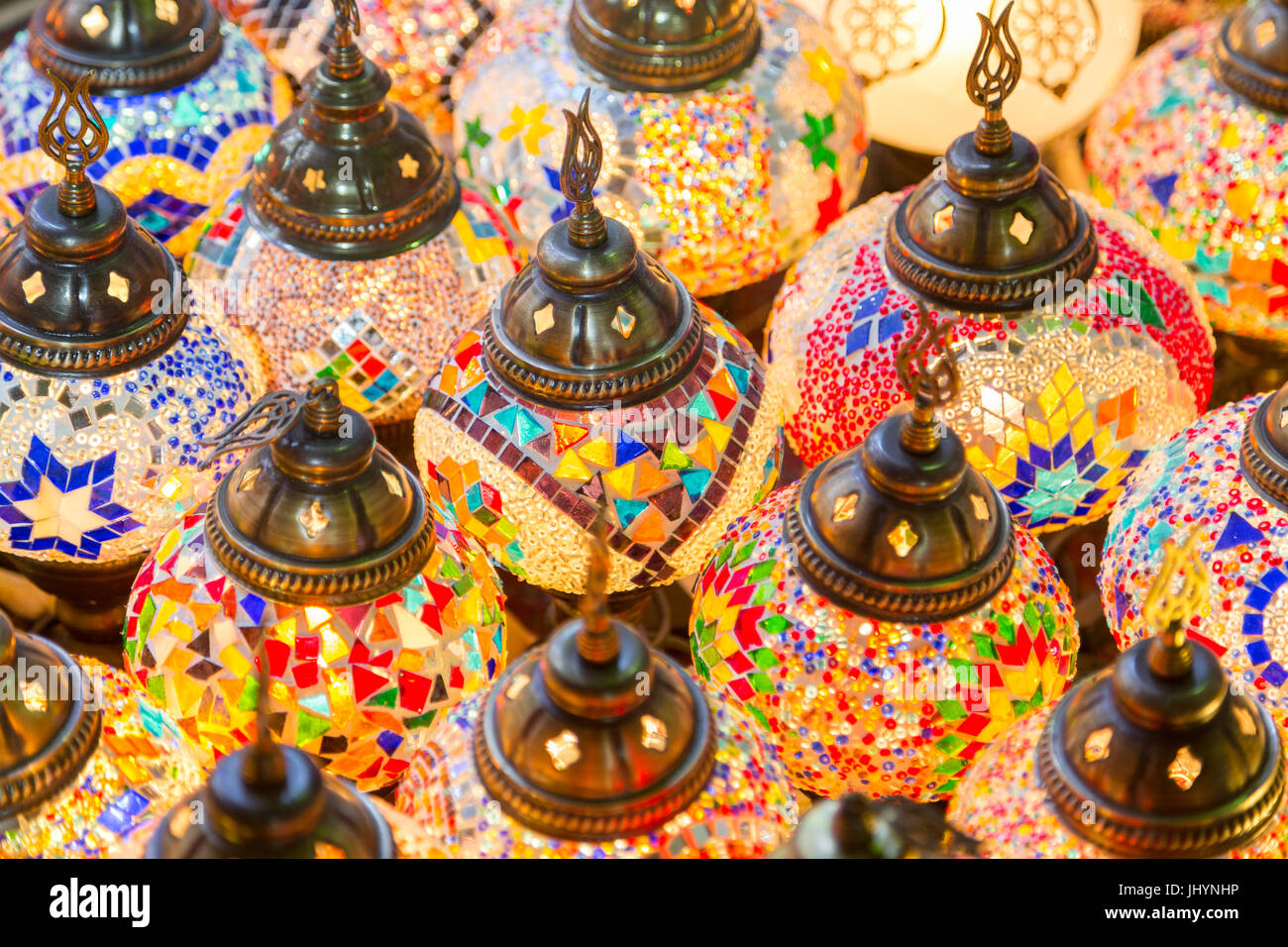 Colorate lampade pensili in vendita, Deira Souk, il Creek di Dubai, Emirati Arabi Uniti, Medio Oriente Foto Stock