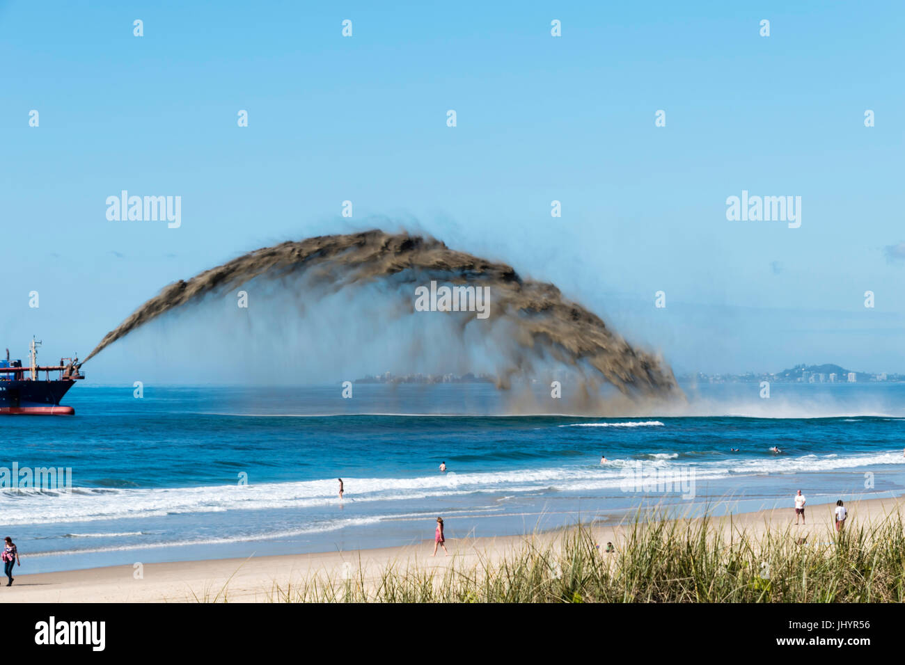 La città o la Gold Coast di Queensland in Australia si imbarca sulla spiaggia bonifica usando un Paesi Bassi dragare per il lavoro Foto Stock