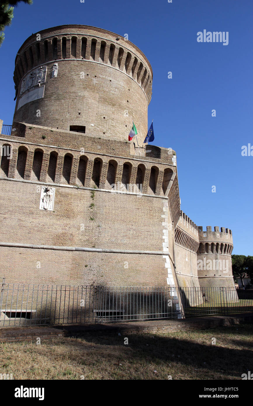 OSTIA ANTCA, ITALIA - 2 LUGLIO 2017: Castello di Giulio II edificato nel 1483 la fortezza servì come sede delle Case d'Ordinari Papali Foto Stock