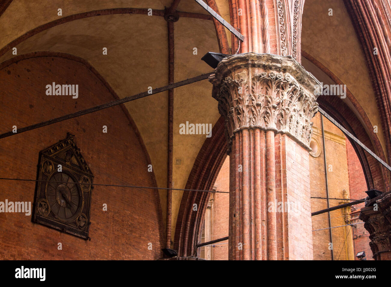I portici della città medioevale di Bologna, Italia, parte dell'Unesco liste indicative per il sito del Patrimonio Mondiale. Foto Stock