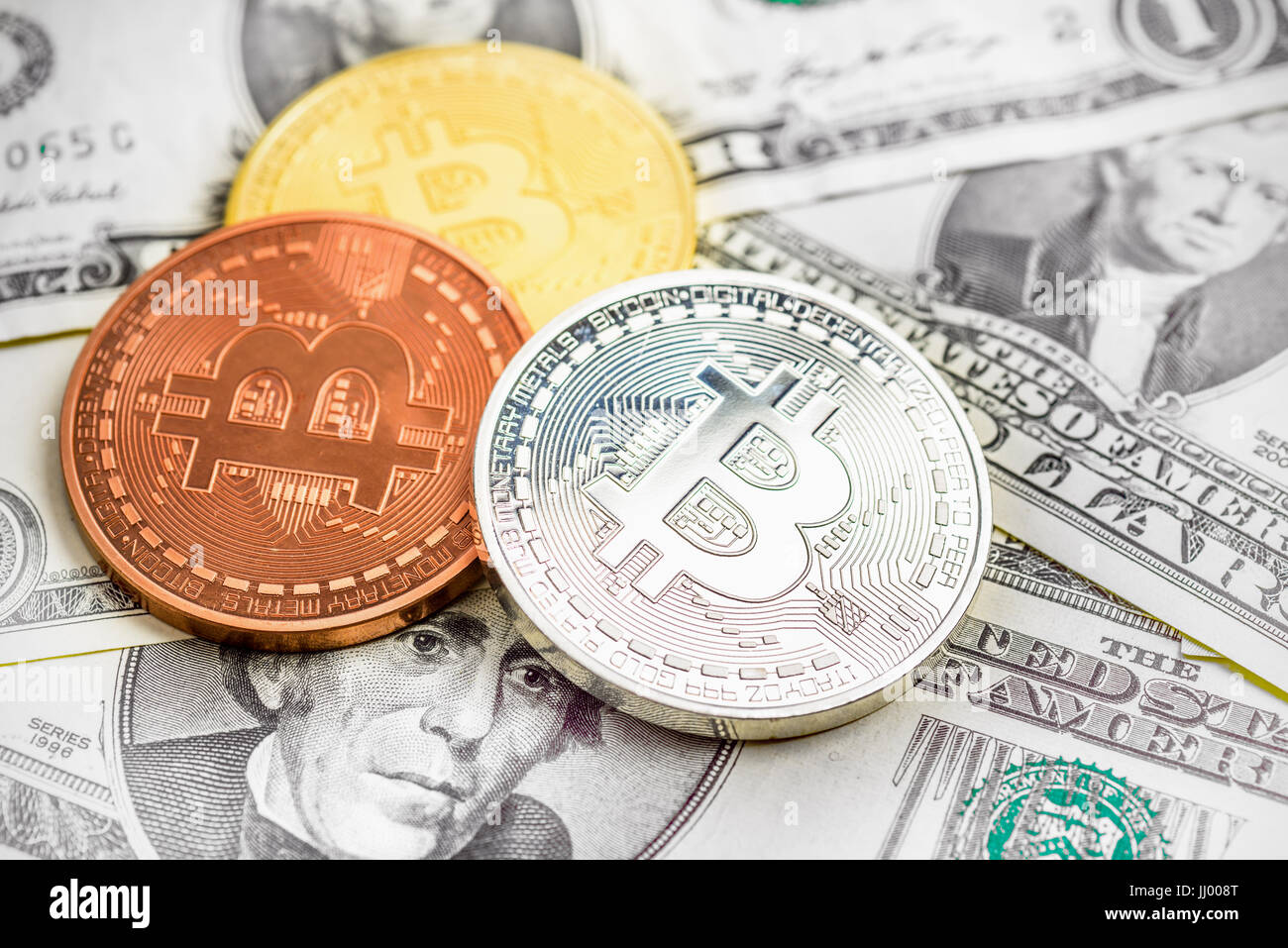 Bitcoin monete su sfondo di denaro Foto Stock